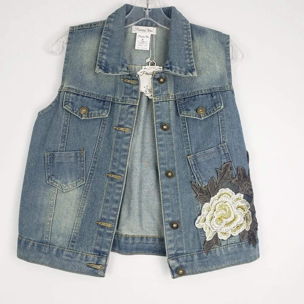 NWT Paisley Vine‎ Denim Vest Embroidered with Lace